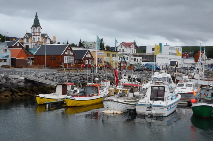 Húsavík, Island har en befolkning på 2.300 og er kendt for hvalsafari