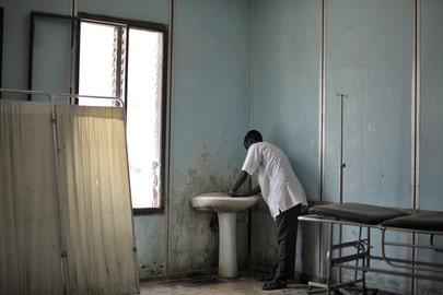 En sygeplejerske vasker hænderne i Somalia. FOTO: FN-foto / Tobin Jones