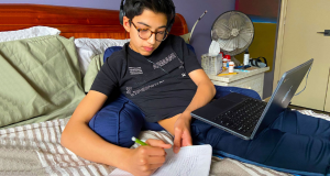 UNICEF / Lisa Adelson, 14 år gammel dreng går i skole online hjemmefra, mens hans forældre telearbejder under Coronavirus-udbruddet i New York.