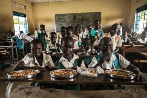 Lukningen af skoler over hele verden på grund af COVID-19 risikerer at have en stor indflydelse på skolebørns helbred og ernæring. Foto: WFP / Gabriela Vivacqua