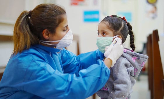 Sygeplejerske i Beirut behandler et barn. UNICEF/ Fouad Choufany