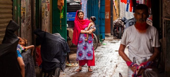 UN Women/Fahad Kaizer: Kvinde og barn i Dhaka, Bangladesh