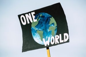 Skilt der siger One World