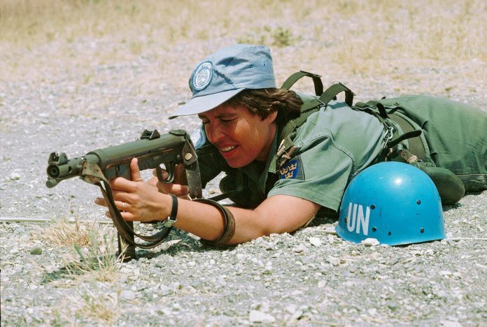 Kvindelig soldat på skydeøvelse