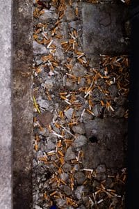 Cigaretskod i et hul
