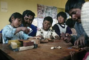 Skolebørn får mad i Bolivia