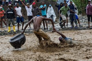 river-Haiti-men-water-mud-falling