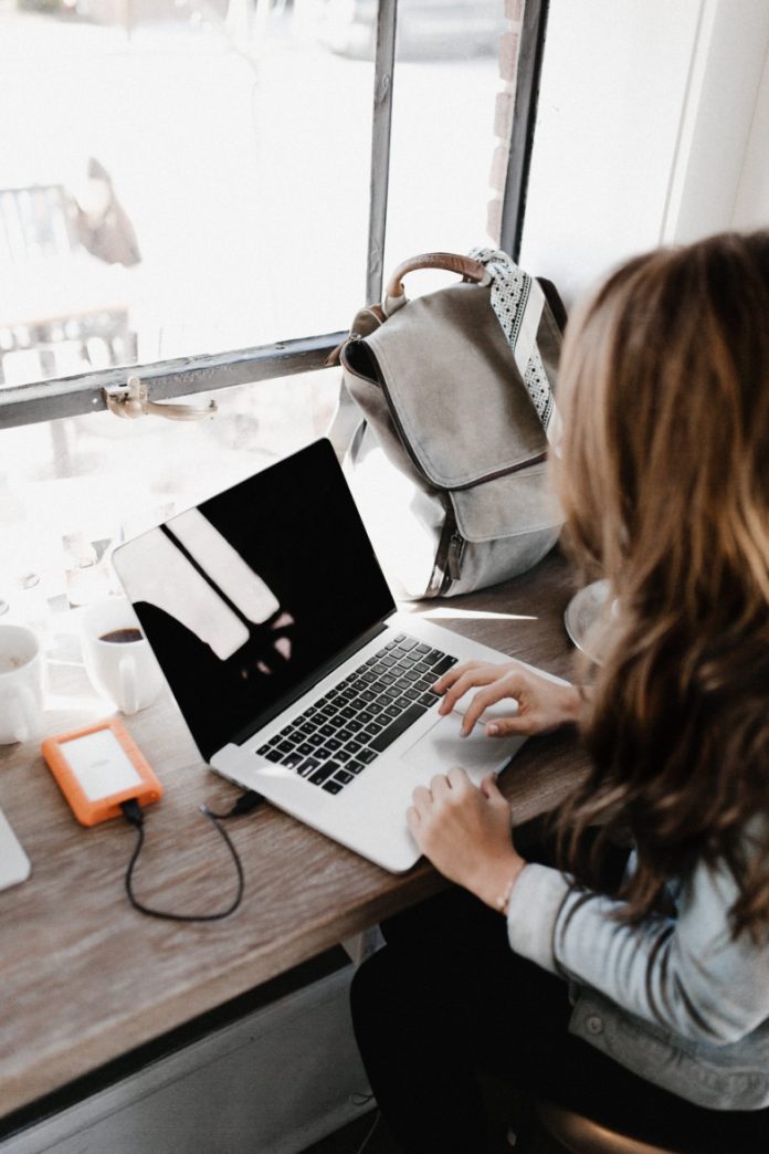 laptop-woman-typing-working-remote-desk-window-fleksibelt-arbejdstimer