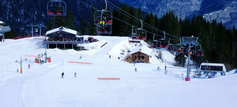 skiing-snow-mountain-lift-skiers-