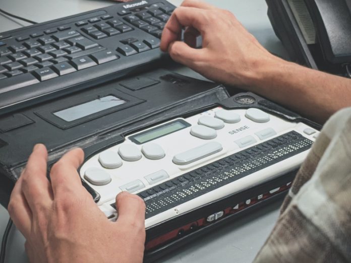hands-braille-keyboard-computer
