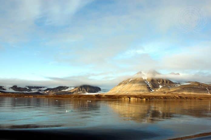 mark-garten-Ny-Alesund-water-svaldbard-mountain-ice
