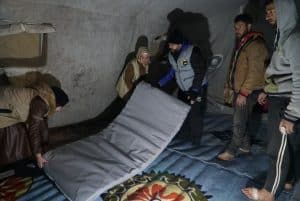 Aleppo-Guterres-OCHA-earthquake-men-shelter-cold