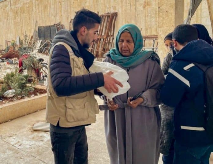 Aleppo-Syria-WFP-aid-work-veil-Woman-man-package-food