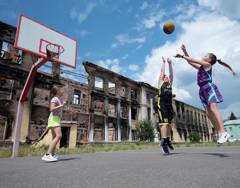 Kharkiv-skole-134-war-destruction-school-ukraine-basket-ball-girls-children-jump