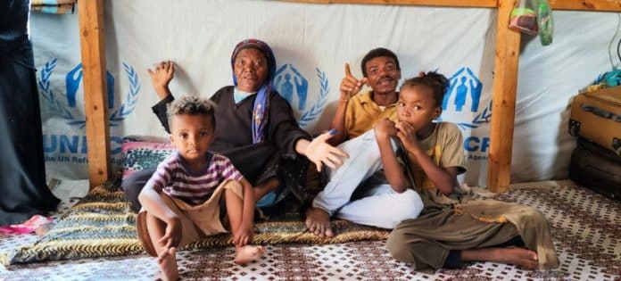 un-family-sitting-carpet-childre-mother-Yemen-support