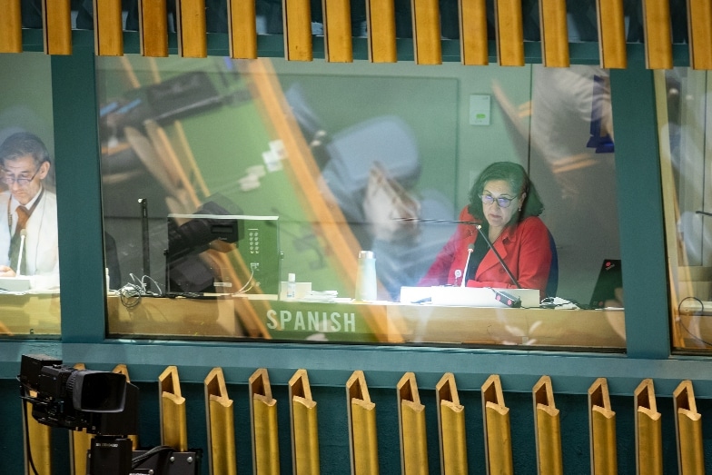 En tolk i den spanske tolkningsbås under højniveau-ugen ved den syvoghalvfjerdsende session af FN's Generalforsamling i september 2022 © FN Foto /Laura Jarriel 