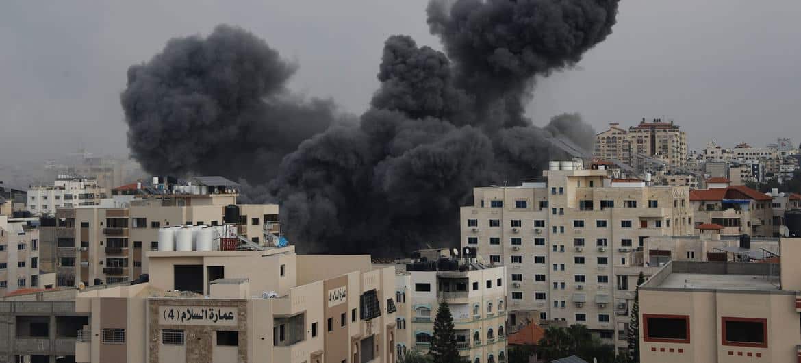 Kvarteret Tal al-Hawa i Gaza City er ramt af en missilangreb.
