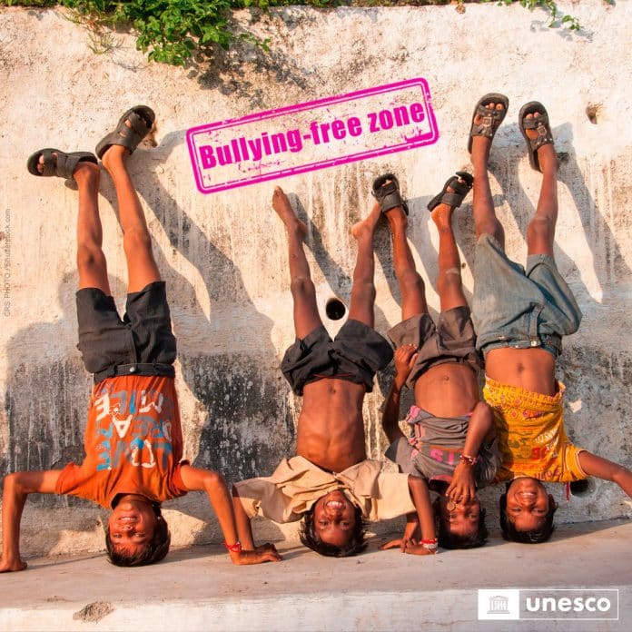 Fire drenge står på hovedet i Mobbefri-zone med UNESCO