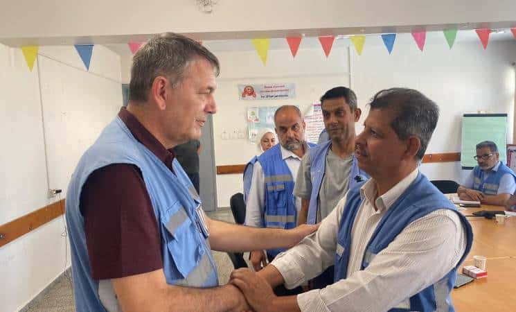 UNRWA-chef Lazzarini sammen med personale i Gaza. Foto: UNRWA