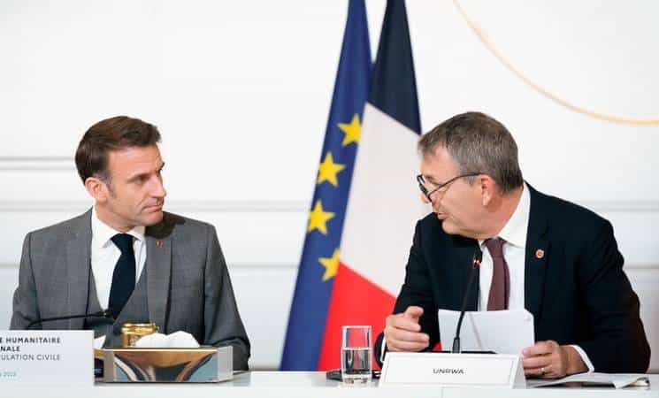 Philippe Lazzarini og Frankrigs præsident Emmanuel Macron deltager i den internationale konference om Gaza i Paris, Frankrig. 