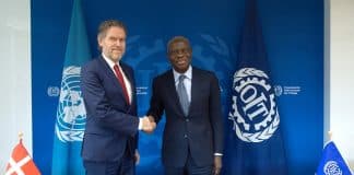 Billedet viser Gilbert F. Houngbo, Generaldirektør for ILO, underskriver en partnerskabsaftale med Ib Petersen, ambassadør og fast repræsentant, Den permanente mission fra Danmark, Genève. 17. november 2023.