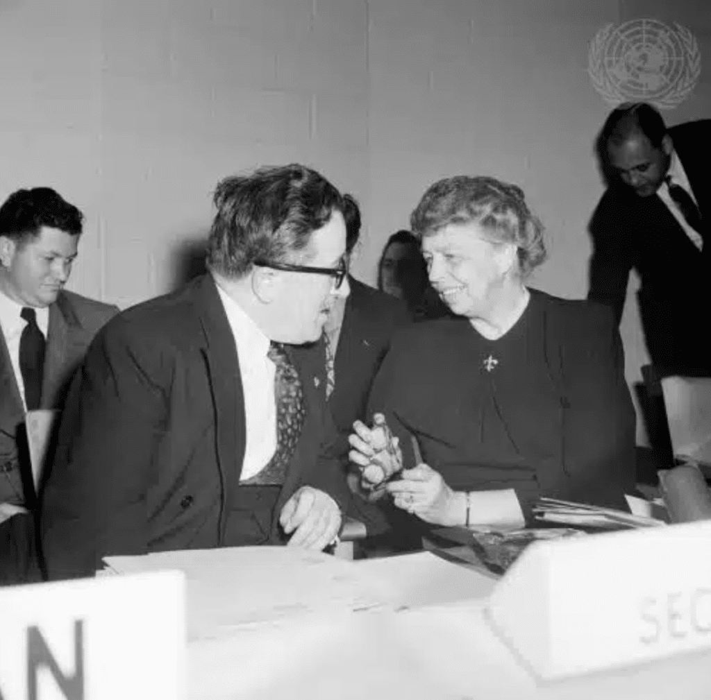 Eleanor D. Roosevelt fra USA (enken efter den amerikanske præsident Franklin D. Roosevelt), formand for Menneskerettighedskommissionen, og Henri Laugier, administrerende direktør for sociale anliggender i FN, på det første møde om erklæringen den 9. juni 1947. Billede: FN-foto.