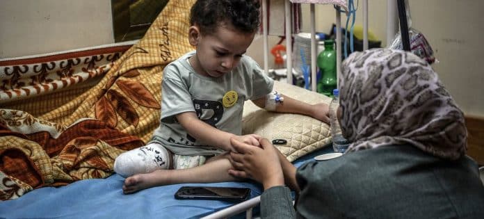 Billedet viser en lille dreng og sin mor, efter at en dreng er blevet opereret på sygehuset i Gaza.