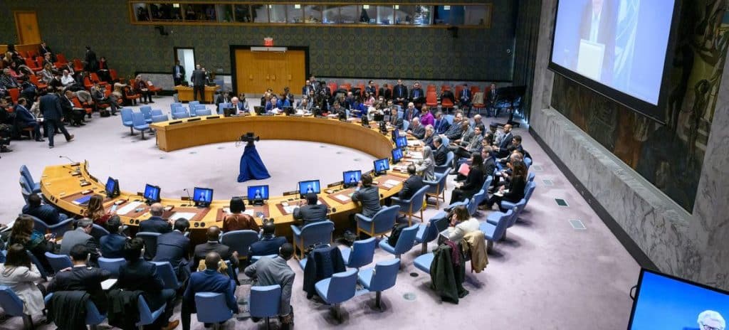 Billeder viser Sikkerhedsrådet i FN fra oven, som sidder i en cirkel ved deres talerstole.