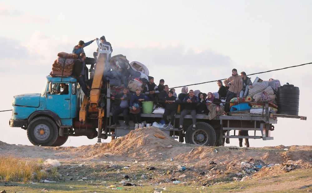 Mennesker i Gaza er på farten fra den ene del af stribe til en anden på en lastbil. Foto: UNRWA