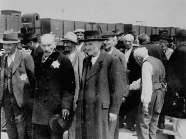 Russiske jøder venter på udvælgelse i Auschwitz/Yad Vashem/Public domain