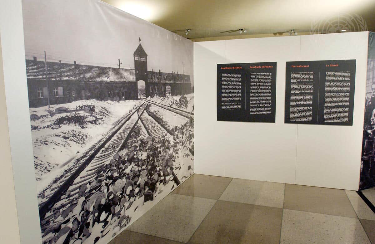 Foto udstilling med titlen ""Auschwitz - Abyssens Dybde"" på FN-hovedkvarteret. Foto: FN Foto/Eskinder Debebe