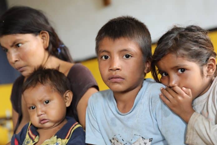 Billedet viser fire børn som er flygtninger efter krisen i Venezuala
