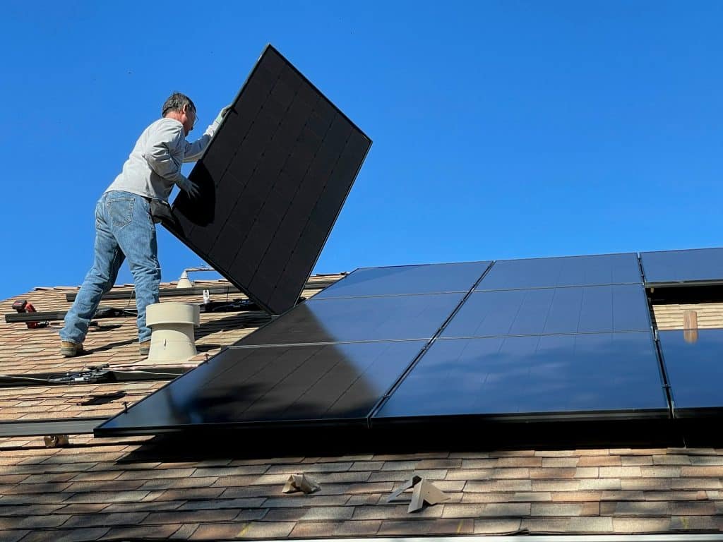 Investering i solpaneler til private hjem er en effektiv og omkostningseffektiv løsning på lang sigt, der endda fungerer i overskyet vejr. Foto: Unsplash / Bill Mead