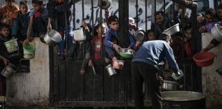 Børn venter på at få serveret mad i Rafah i den sydlige del af Gazastriben. Foto: UNICEF/Abed Zagout