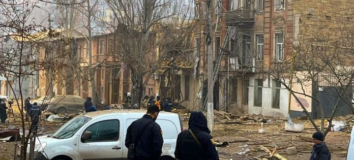 Billedet viser et ødelagt Odessa i Ukraine med to personer i forgrunden