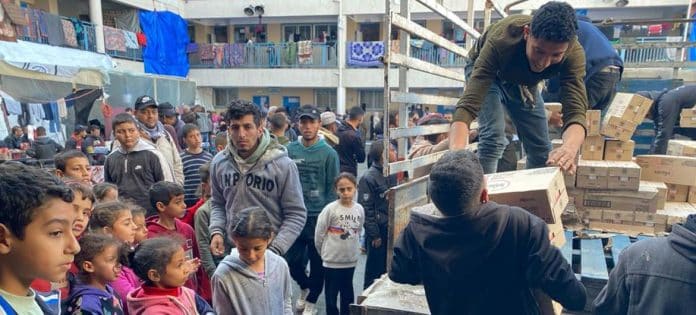 Fødevarehjælp ankommer til en UNRWA-skole-omdannet-til-tilflugtssted i Gaza.