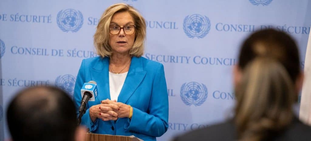 Sigrid Kaag, FN's øverste humanitære og genopbygningskoordinator for Gaza, orienterer journalister