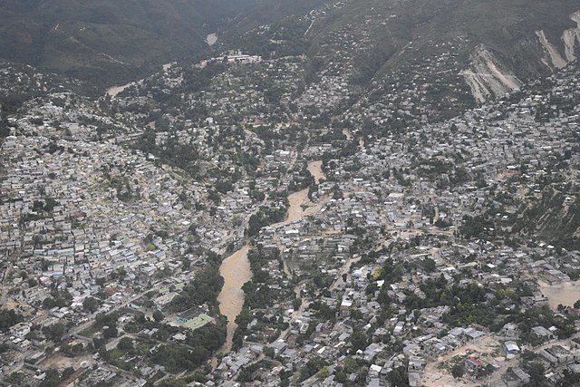 Luftfoto af Haitis hovedstad set fra oven
