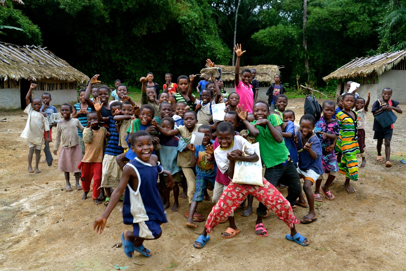 Børn vender tilbage til skolen efter væbnet konflikt i deres landsby i Shabunda Territory, Syd Kivu, tvang hele befolkningen til at flygte og gemme sig i skoven i flere uger. Kredit: OCHA/Naomi Frerotte