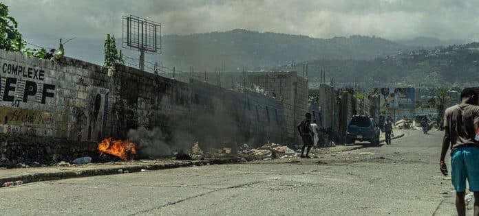Billede af Haitis hovedstand der er i brand efter voldelige episoder og bandevold