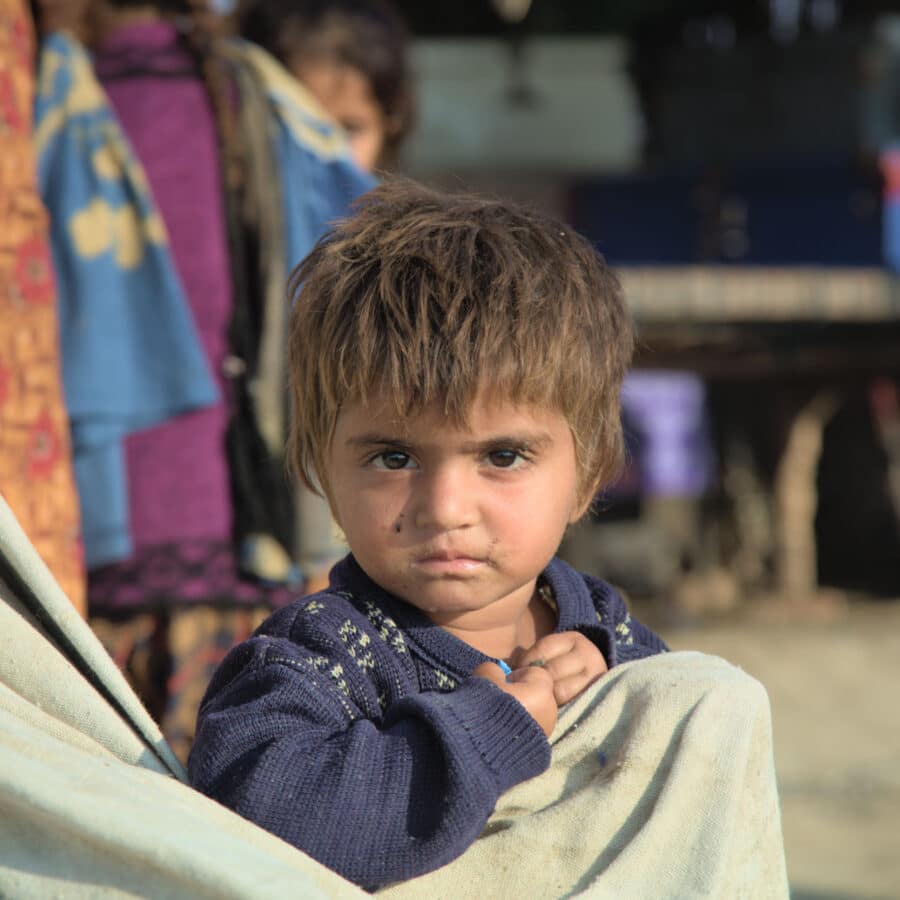 Næsten halvdelen af alle børn i Pakistan er stadig i dag berørt af oversvømmelserne i 2022. Foto: UNOPS