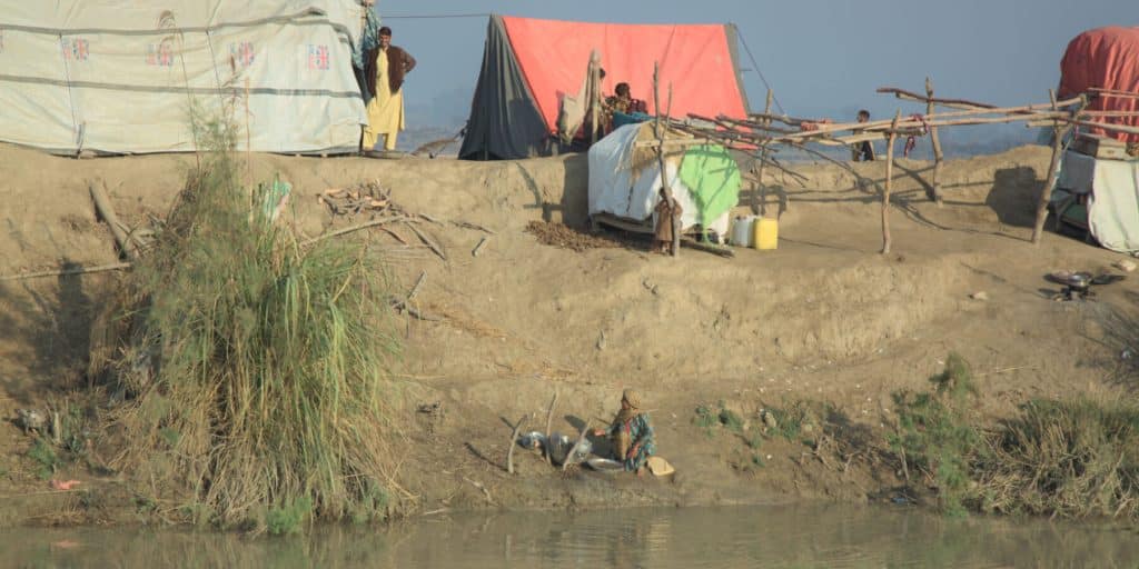 Pakistanske klimaflygtninge sover i telte. 33 millioner mennesker er blevet berørt af oversvømmelserne, og 1700 har mistet livet. Foto: UNOPS