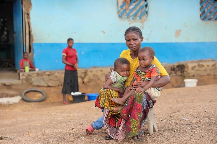 Mor med sine børn i Komanda, IIIturi-provinsen, DRC. Foto: OCHA/Wassy Kambale