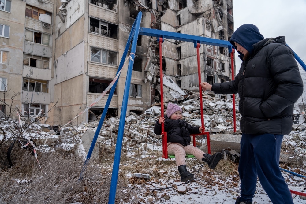 Oleksandr med sin to-årige datter Michelle i Saltivka, Ukraine.Billede: UNICEF/Aleksey Filippov