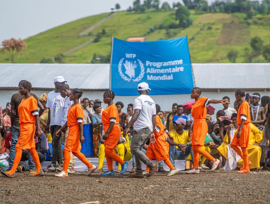 Fodboldturnering i Bulengo-lejren for fordrevne mennesker i Nord-Kivu med støtte fra WFP. Foto: WFP/Michael Castofas.