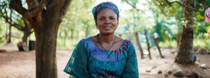 Christiana Ojiabo, en overlevende af kvindelig kønslemlæstelse fra Agalagu-samfundet i Nigeria, er en dedikeret landmand og fortaler, der taler imod FGM i sit samfund, idet hun bruger sin egen erfaring til at hjælpe andre med at forstå risiciene og konsekvenserne. Foto: UNFPA