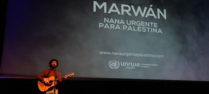 Sangeren Marwan optræder med "Akut Vuggevise for Palæstina" ved præsentationen på Dronning Sofía-museet i Madrid, Spanien, ved et arrangement organiseret af det spanske udvalg for UNRWA. Foto: UNRWAs spanske nationale komité