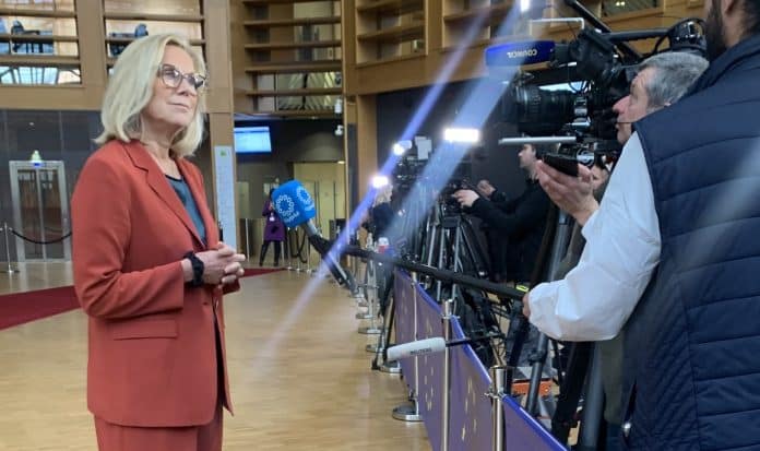 Sigrid Kaag briefede journalister efter et møde med EU's udenrigsministre. Foto: UNRIC.