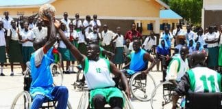 Athleten mit Behinderung spielen Rollstuhlbasketball im Süd Sudan (2012)