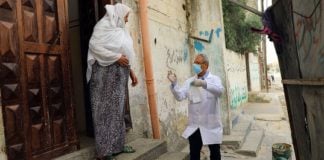 Gesundheitspersonal in Gaza verteilen Medizin, um Ausbreitung von COVID-19 zu vermeiden UNRWA/Khalil Adwan